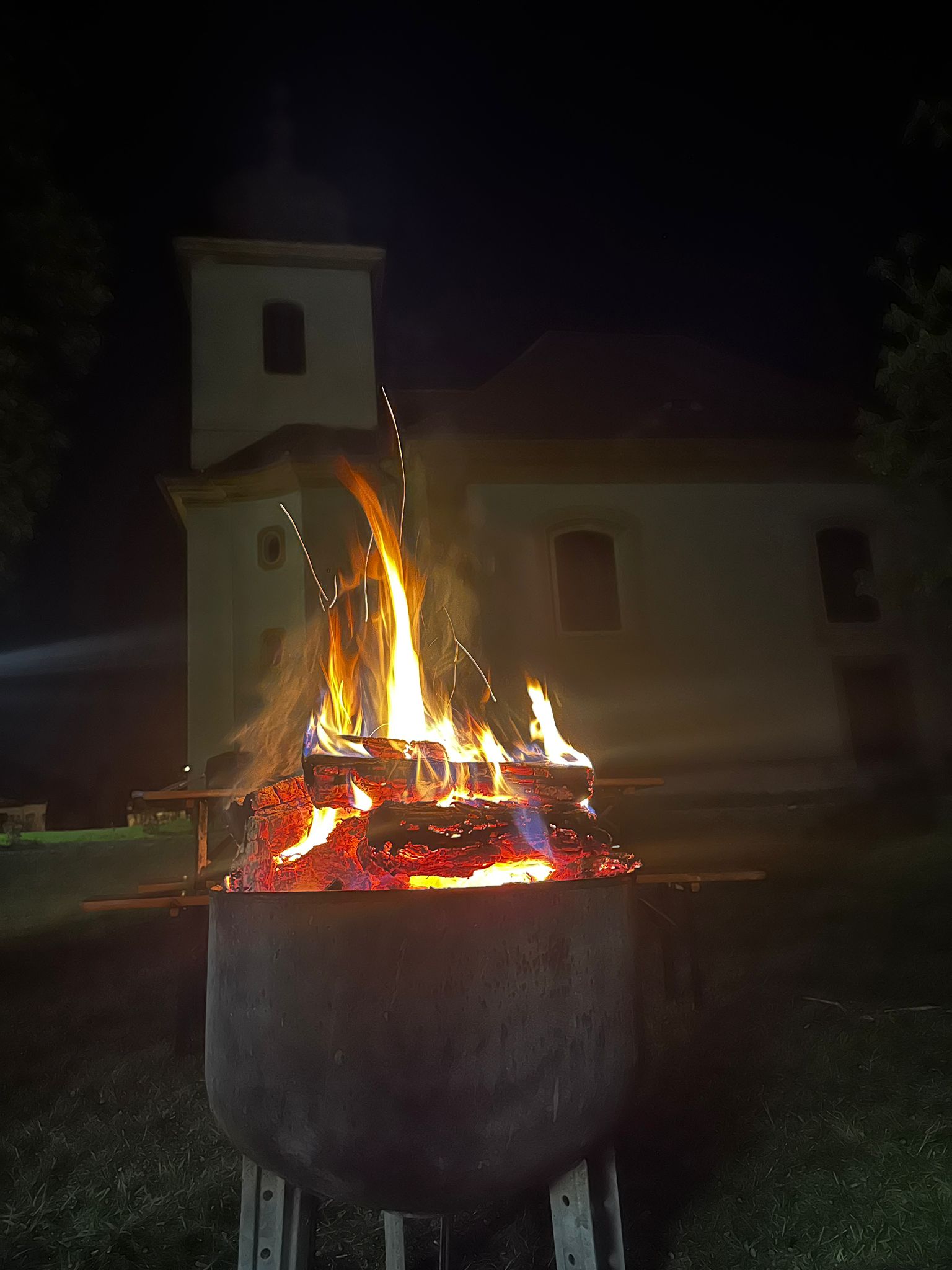 foto ohně u kostela v Lužné